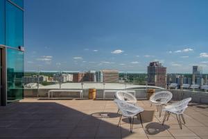 um grupo de cadeiras sentadas no telhado de um edifício em SpringHill Suites by Marriott Charlotte City Center em Charlotte