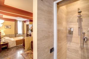 ein Bad mit Dusche und ein Schlafzimmer in der Unterkunft Aurelius Art Gallery Hotel in Rom