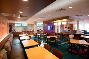 底特律湖的住宿－Fairfield Inn & Suites by Marriott Detroit Lakes，一间带桌椅的餐厅和一间酒吧