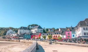 a town on the beach with colorful houses at L améthystes in Crozon