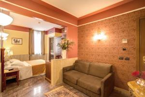 Postel nebo postele na pokoji v ubytování Aurelius Art Gallery Hotel