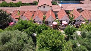 een luchtzicht op een resort met bomen en huizen bij Clover Magic Nova Beach Hotel in Side