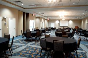 uma sala de conferências com mesas e cadeiras e um quadro branco em TownePlace Suites by Marriott Ames em Ames