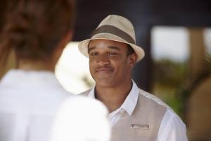 un hombre con un sombrero hablando con otro hombre en Grand Cayman Marriott Resort, en George Town