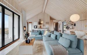 Posezení v ubytování Lovely Home In Thyholm With House Sea View