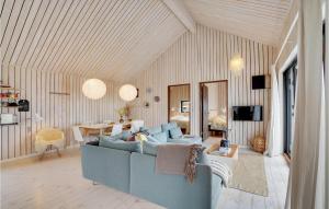 Posezení v ubytování Lovely Home In Thyholm With House Sea View