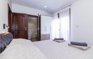 Posteľ alebo postele v izbe v ubytovaní 4 Bedroom Pet Friendly Home In Vodnjan