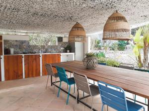 アラウリン・エル・グランデにあるFinca Roca Vistaのダイニングルーム(木製テーブル、椅子付)