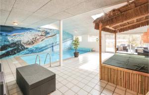 エーベルトフトにあるStunning Home In Ebeltoft With Sauna, Wifi And Indoor Swimming Poolのスイミングプールと壁画のある客室