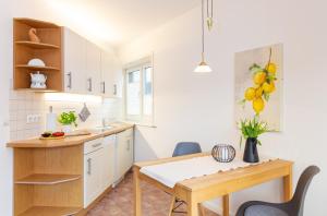 una cucina con tavolo in legno e una sala da pranzo di Haus Jungnamen Sand Whg. Nr. 8 a Wittdün