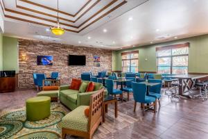 un restaurante con mesas y sillas y una pared de ladrillo en Fairfield Inn & Suites by Marriott Alamogordo en Alamogordo