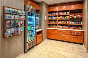 um corredor de mercearia com um frigorífico e muitos condimentos em SpringHill Suites by Marriott Amarillo em Amarillo