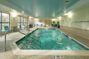 Bazén v ubytování TownePlace Suites by Marriott Bangor nebo v jeho okolí