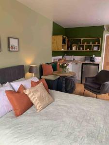 um quarto com uma cama grande e uma sala de estar em Private Entranced Guest suite/Kitchenette/Patio em Balderton