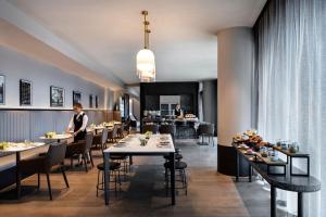 Melbourne Marriott Hotel Docklands餐厅或其他用餐的地方