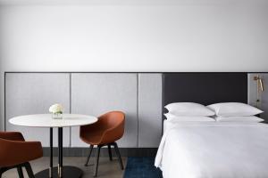 Melbourne Marriott Hotel Docklands客房内的一张或多张床位