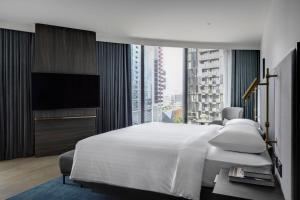 Melbourne Marriott Hotel Docklands客房内的一张或多张床位