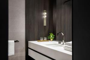 Melbourne Marriott Hotel Docklands的一间浴室