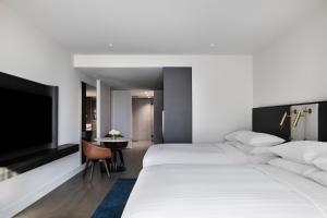 Melbourne Marriott Hotel Docklands客房内的一张或多张床位