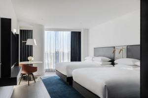 Melbourne Marriott Hotel Docklands客房内的一张或多张床位