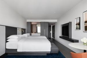 Melbourne Marriott Hotel Docklands客房内的一张或多张床位