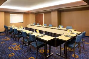 una sala de conferencias con una mesa larga y sillas en Courtyard Houston Downtown Convention Center, en Houston