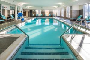 ein großer Pool mit blauem Wasser in einem Gebäude in der Unterkunft Residence Inn by Marriott Fishkill in Fishkill