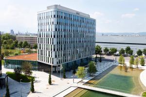 einen Blick über ein hohes weißes Gebäude in der Unterkunft Courtyard by Marriott Vienna Prater/Messe in Wien