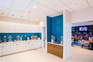 A kitchen or kitchenette at Residence Inn by Marriott The Bronx at Metro Center Atrium