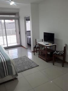 布宜諾斯艾利斯的住宿－Depto Directorio，一间卧室配有一张床、一张书桌和一台电视