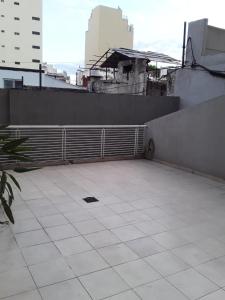 un balcone con pavimento piastrellato in un edificio. di Depto Directorio a Buenos Aires