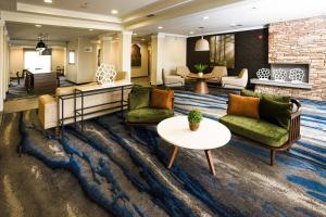 拉雷多的住宿－拉雷多費爾菲爾德酒店及套房，大厅配有沙发和一张桌子,铺在地毯上
