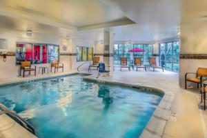- une grande piscine dans une chambre d'hôtel dans l'établissement Courtyard by Marriott Charleston Downtown/Civic Center, à Charleston