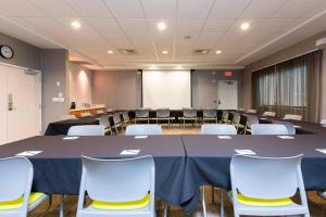 uma sala de conferências com uma grande mesa e cadeiras em SpringHill Suites Detroit Auburn Hills em Auburn Hills