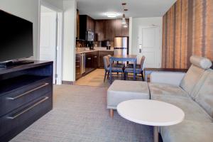 sala de estar con sofá y mesa en Residence Inn by Marriott Boulder Broomfield/Interlocken, en Broomfield