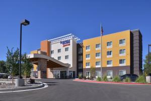 een weergave van de voorkant van een hotel bij Fairfield Inn & Suites Farmington in Farmington