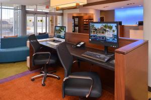 een bureau met een computer en 2 stoelen bij Fairfield Inn & Suites Farmington in Farmington