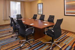 sala konferencyjna z dużym stołem i krzesłami w obiekcie Fairfield Inn & Suites Farmington w mieście Farmington