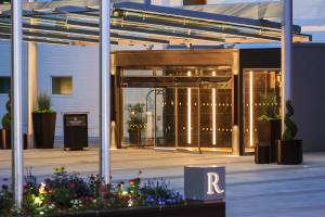 um edifício com arium com vasos de plantas e luzes em Renaissance Denver Downtown City Center Hotel em Denver