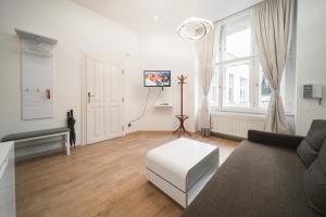 uma sala de estar com um sofá e uma mesa em Josefov Riverside Apartment em Praga