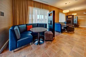 Posezení v ubytování Courtyard by Marriott Westbury Long Island
