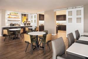 安克尼的住宿－Residence Inn by Marriott Des Moines Ankeny，一间带桌椅的餐厅和一间厨房