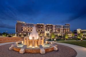 um edifício com uma fonte em frente a um edifício em Residence Inn by Marriott Des Moines Ankeny em Ankeny