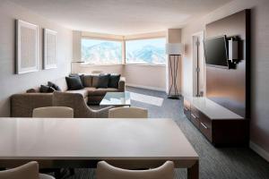 uma sala de estar com um sofá e uma mesa em Provo Marriott Hotel & Conference Center em Provo