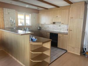 una cucina con armadi in legno e piano di lavoro di Wohnung a Sigriswil