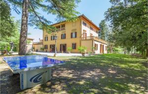 an exterior view of a house with a table in a yard at Villa Pieve, Lucignano in Lucignano