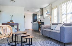 sala de estar con sofá azul y mesa en Lovely Ship In Aalsmeer With Kitchen, en Leimuiden