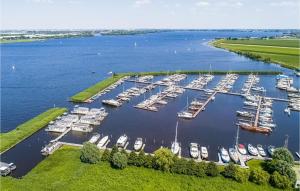 eine Luftansicht auf einen Yachthafen mit Booten im Wasser in der Unterkunft Lovely Ship In Aalsmeer With Kitchen in Leimuiden