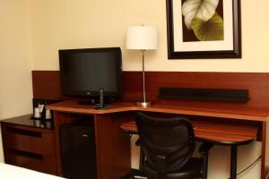 biurko z telewizorem i krzesłem w pokoju hotelowym w obiekcie Fairfield Inn & Suites by Marriott Fairmont w mieście Fairmont