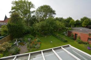 einem Luftblick auf einen Garten auf dem Dach eines Gebäudes in der Unterkunft Haus Bünzow 1 in Borkum